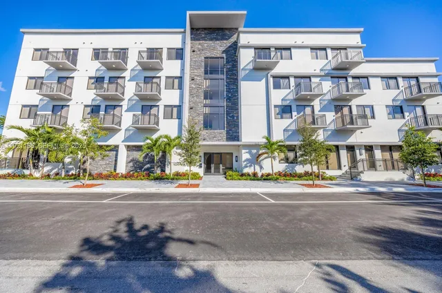 $2,100 | 20 Northeast 19th Avenue, Unit 201, Pompano Beach, FL 33060