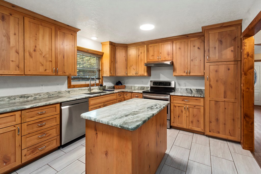 31 Miners Court Cascade, ID 83611 - Photo 11 of 36 Lots of Workspace & Cupboards
