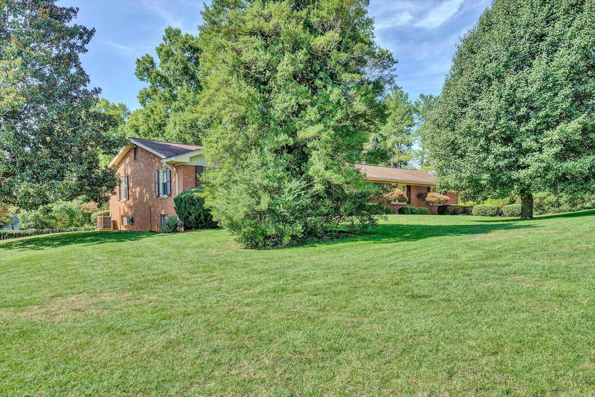 5521 McVitty Road Roanoke, VA 24018 - Photo 3 of 49 03-100120210038