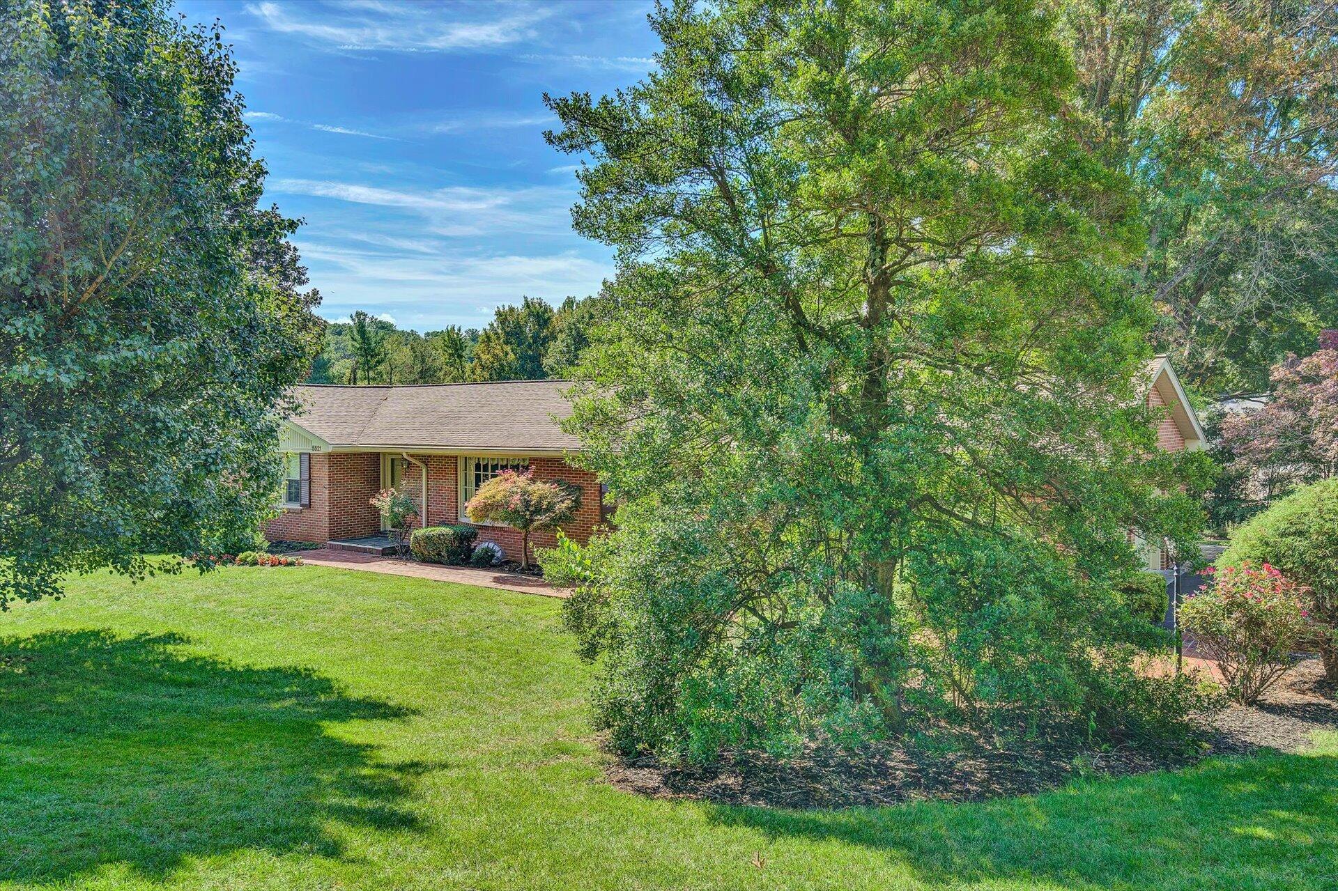 5521 McVitty Road Roanoke, VA 24018 - Photo 4 of 49 04-100120210039