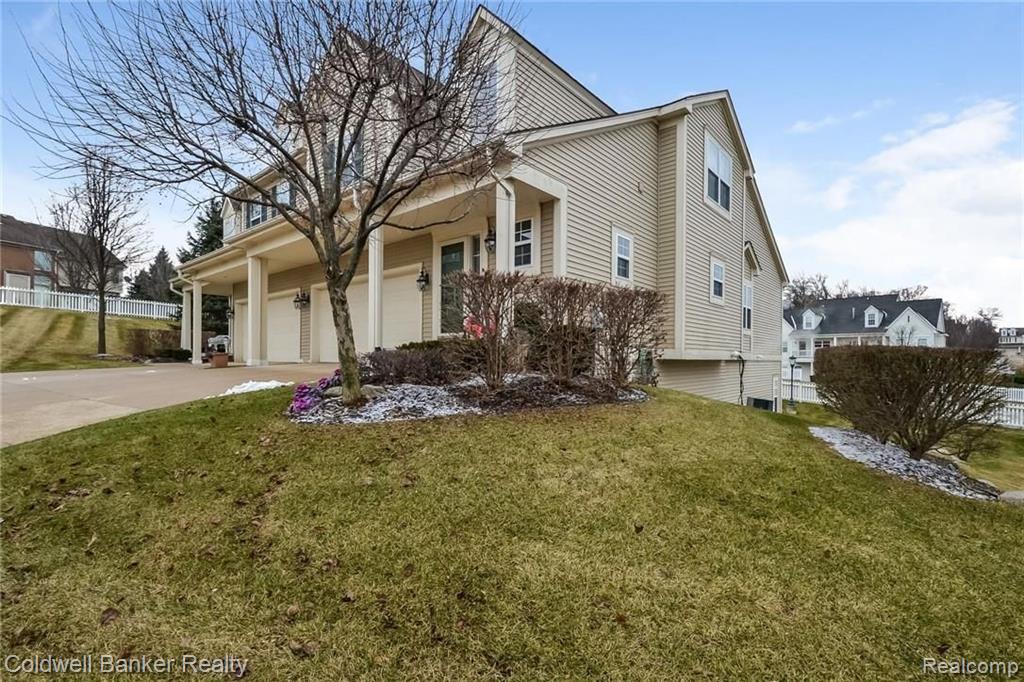 742 East Bluff Court Rochester Hills, MI 48306 - Photo 2 of 60