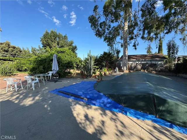 a view of a backyard of the house
