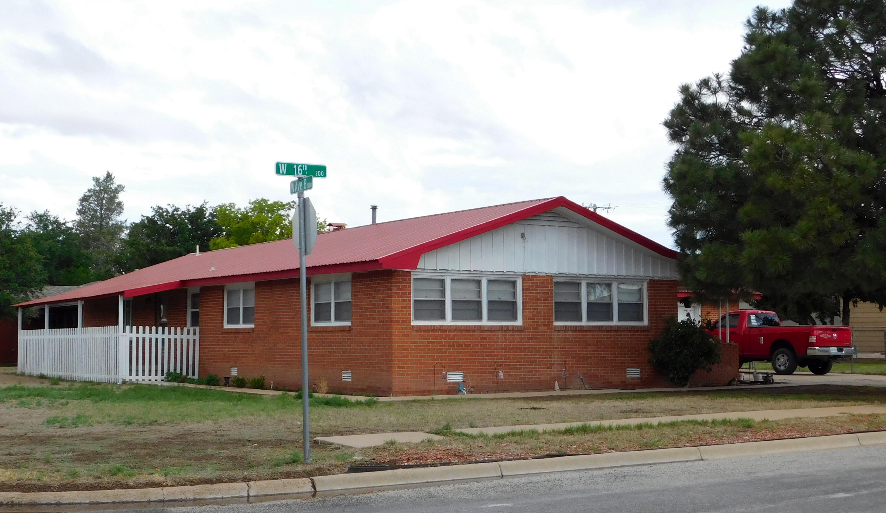 122 West 16th Street Muleshoe, TX 79347 - Photo 3 of 27 a front view of a house with a garden