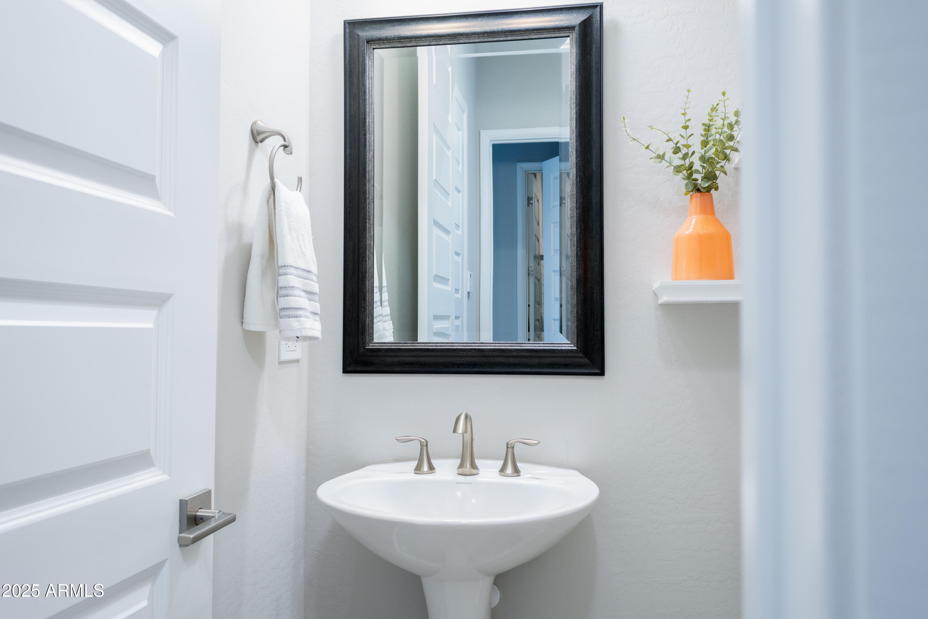 17621 Blaze Lane Rio Verde, AZ 85263 - Photo 26 of 57 a bathroom with a sink a mirror and a bathtub