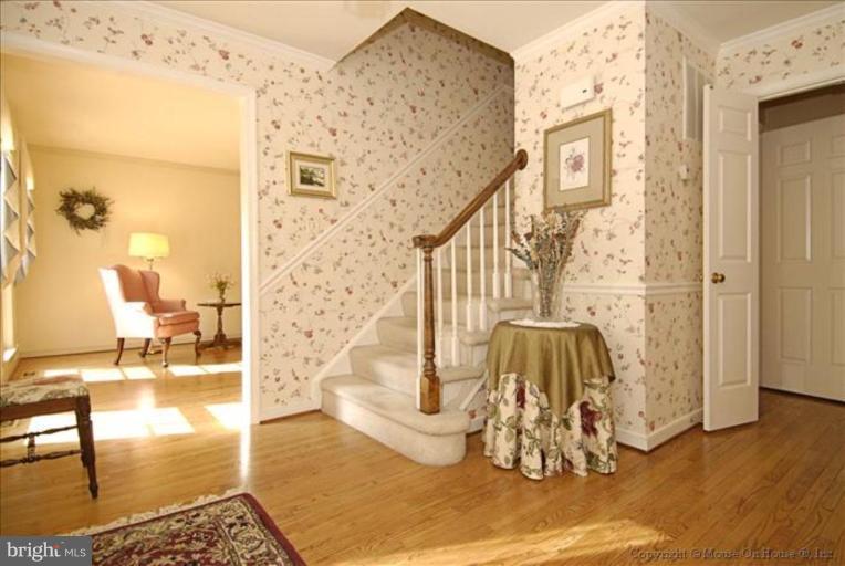 10295 Dunn Meadow Road Vienna, VA 22182 - Photo 13 of 30 Entrance / Foyer