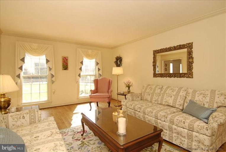 10295 Dunn Meadow Road Vienna, VA 22182 - Photo 14 of 30 Living Room