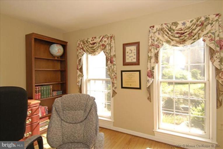10295 Dunn Meadow Road Vienna, VA 22182 - Photo 15 of 30 Library