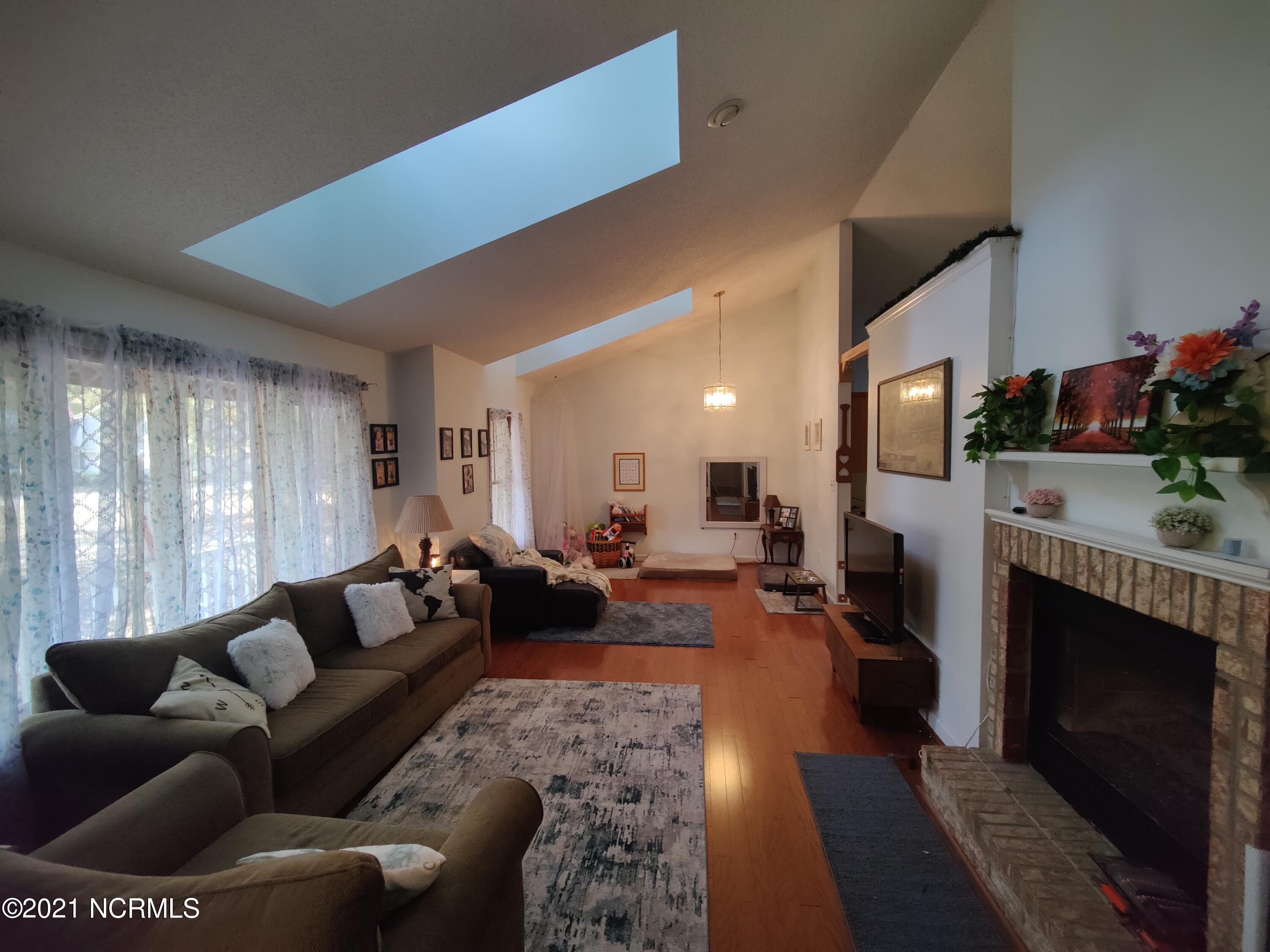 538 Deer Run Road New Bern, NC 28562 - Photo 3 of 15 Living room