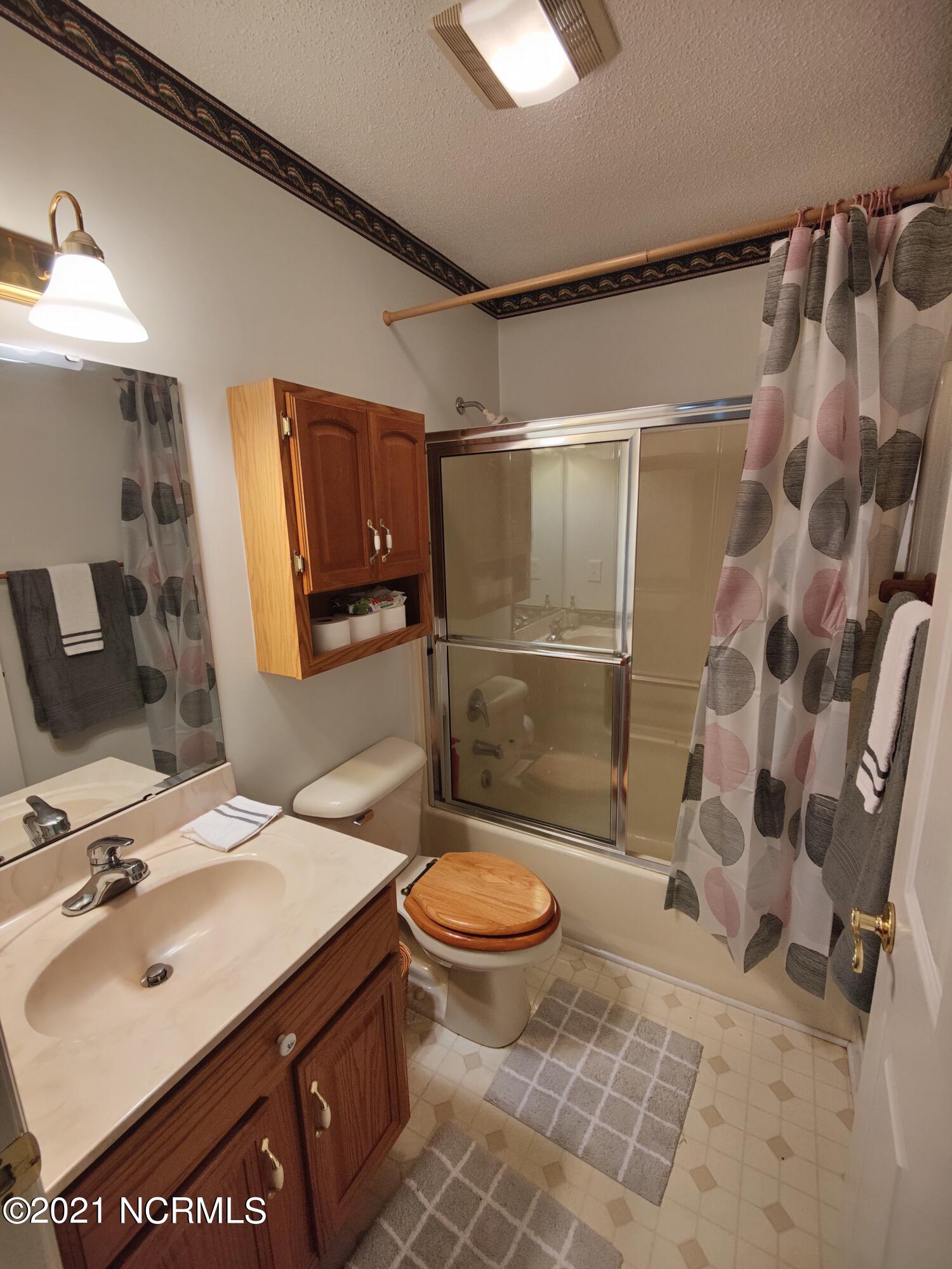 538 Deer Run Road New Bern, NC 28562 - Photo 5 of 15 Hall bath