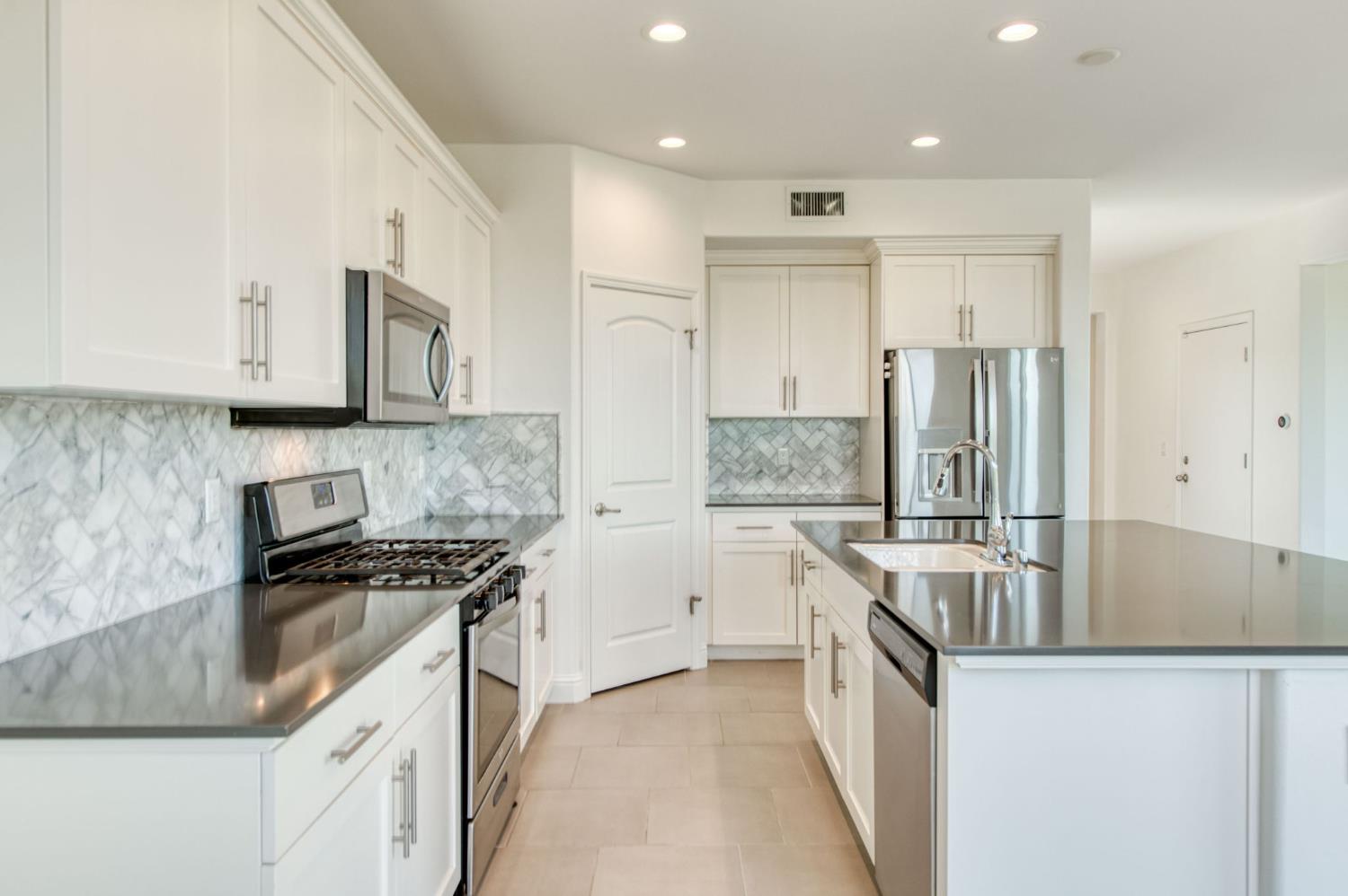 3923 Morris Avenue Clovis, CA 93619 - Photo 13 of 47