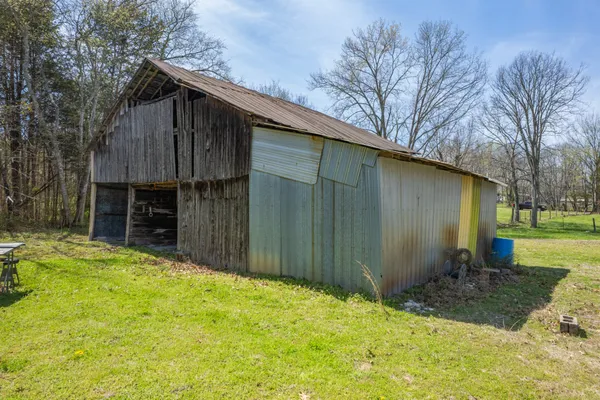 a view of a house with backyard and porch