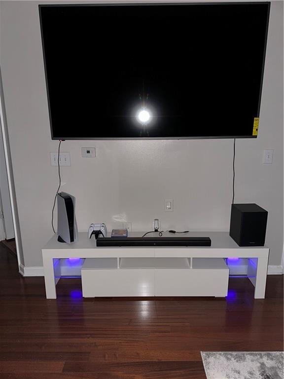 870 Mayson Turner Road Northwest, Unit 1110 Atlanta, GA 30314 - Photo 15 of 18 a kitchen with a sink and an oven