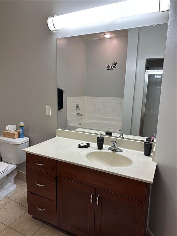 870 Mayson Turner Road Northwest, Unit 1110 Atlanta, GA 30314 - Photo 9 of 18 a bathroom with a sink and a mirror