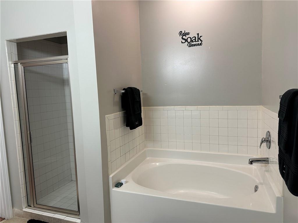 870 Mayson Turner Road Northwest, Unit 1110 Atlanta, GA 30314 - Photo 10 of 18 a bathroom with a bathtub