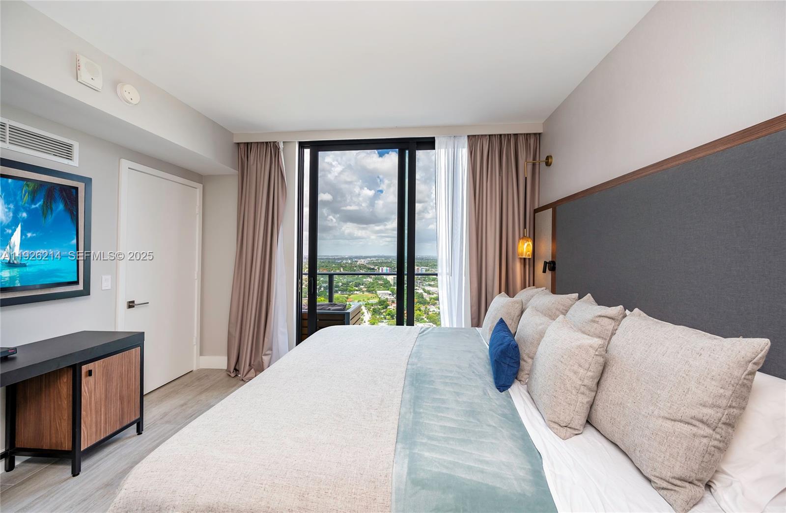 121 Northeast 34th Street, Unit PH3215 Miami, FL 33137 - Photo 13 of 30