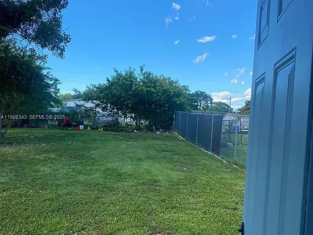 a view of yard with green space