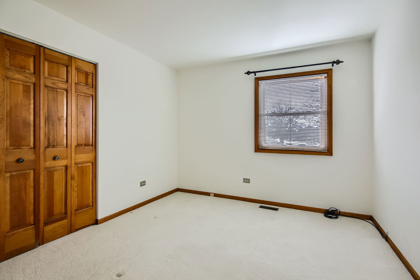 4665 Olmstead Drive Hoffman Estates, IL 60192 - Photo 36 of 42 an empty room with windows