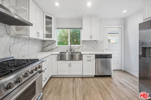 $4,600 | 17141 Sherman Way, Lake Balboa, CA 91406