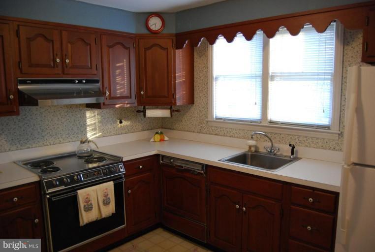 539 Cleveland Road Linthicum Heights, MD 21090 - Photo 12 of 23 Kitchen