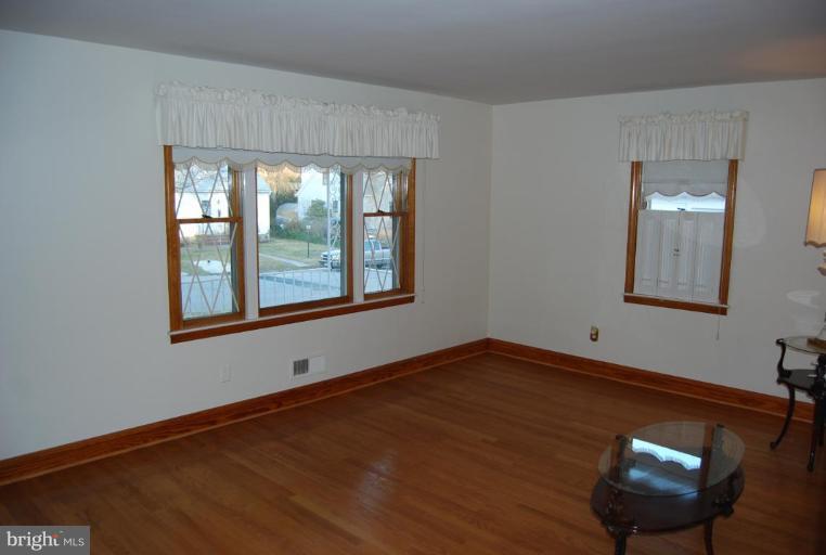 539 Cleveland Road Linthicum Heights, MD 21090 - Photo 4 of 23 Living Room