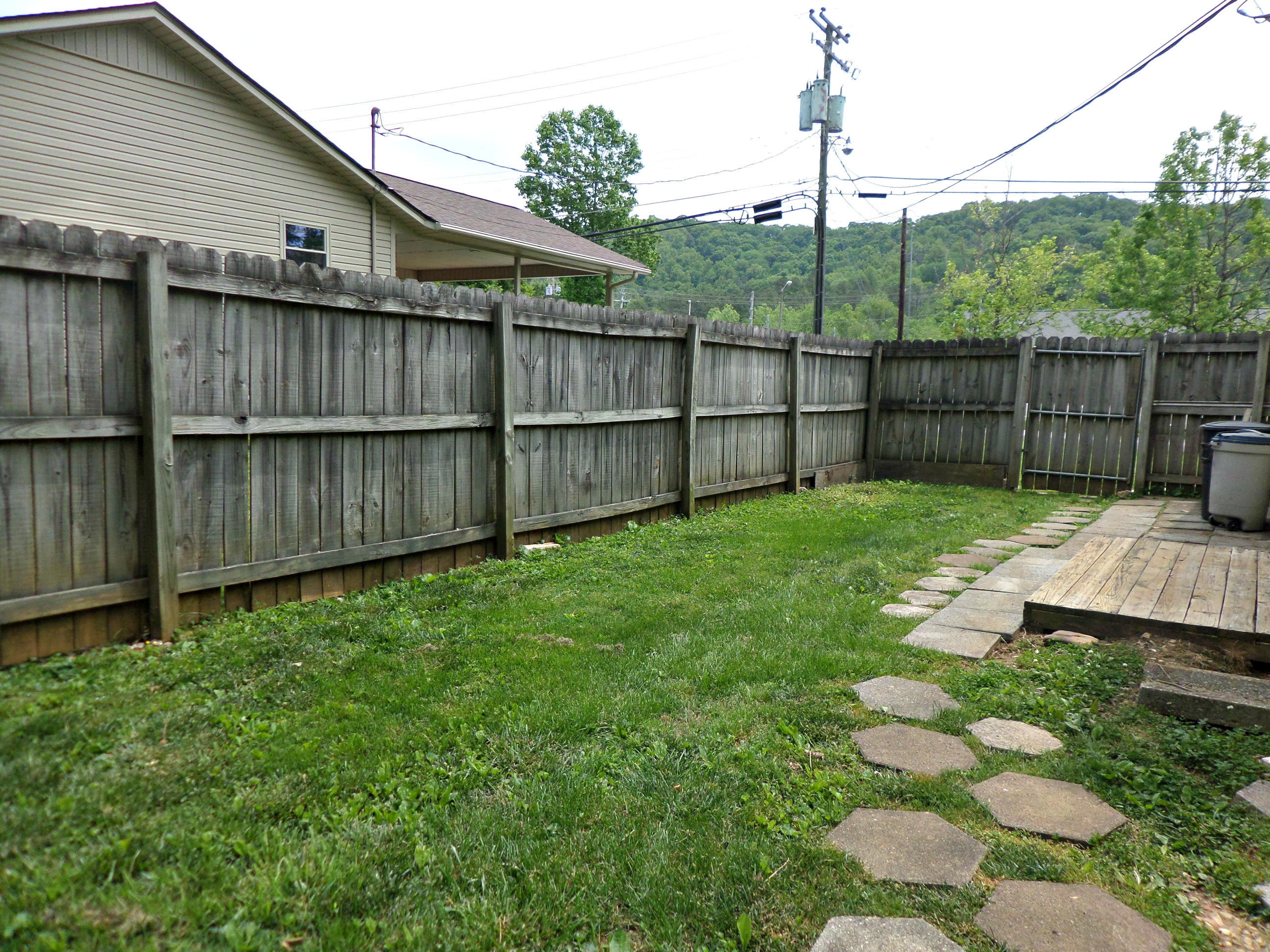 102 West Lincoln Road Oak Ridge, TN 37830 - Photo 19 of 23 Side yard with patio