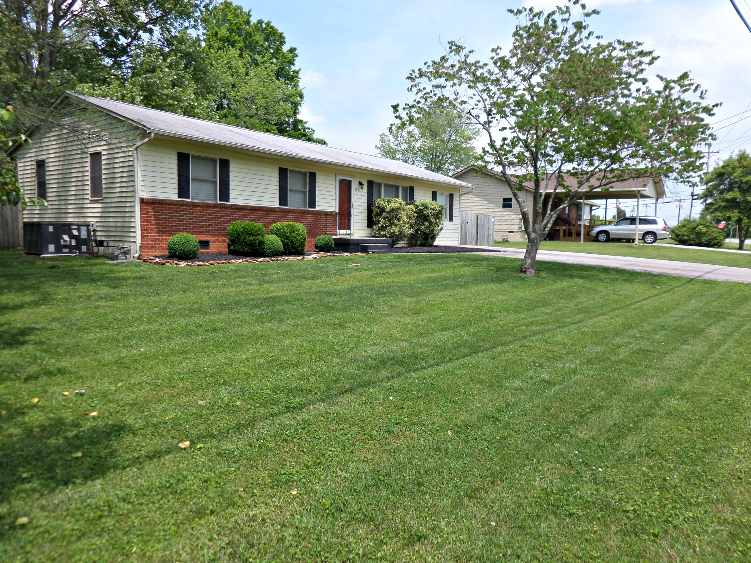 102 West Lincoln Road Oak Ridge, TN 37830 - Photo 22 of 23 Front Yard2