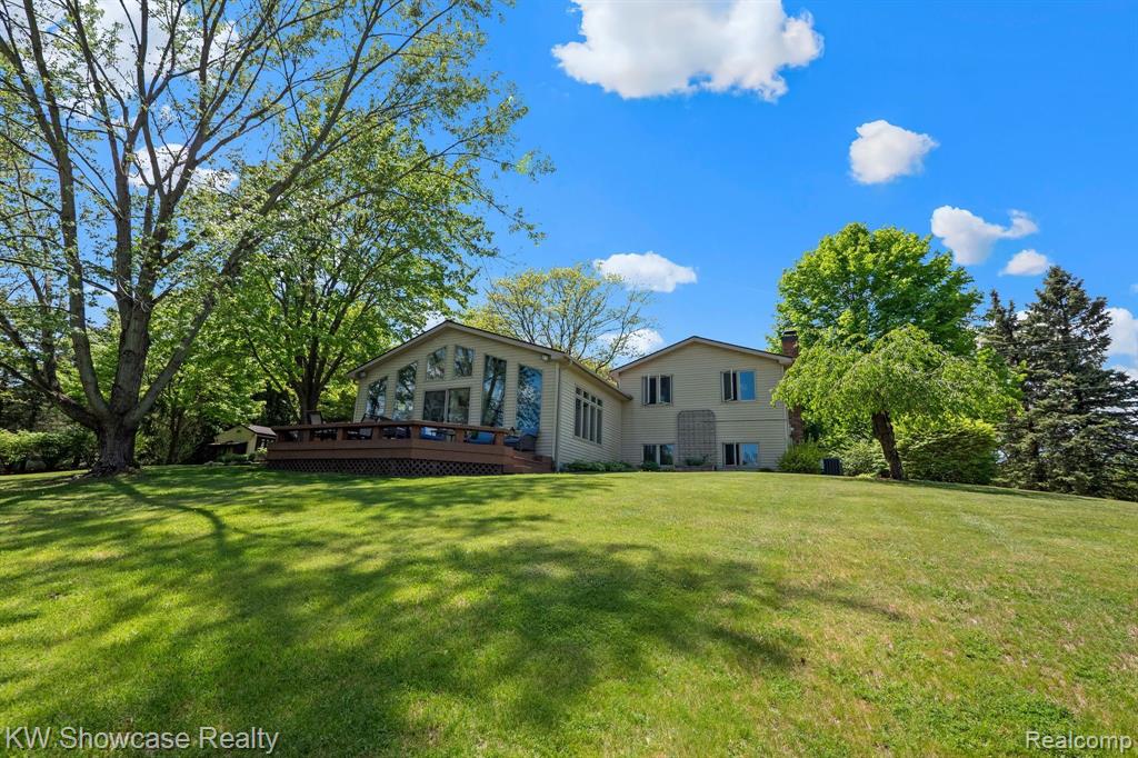 6690 Cuthbert Road White Lake, MI 48386 - Photo 2 of 34 Gallery Image 2