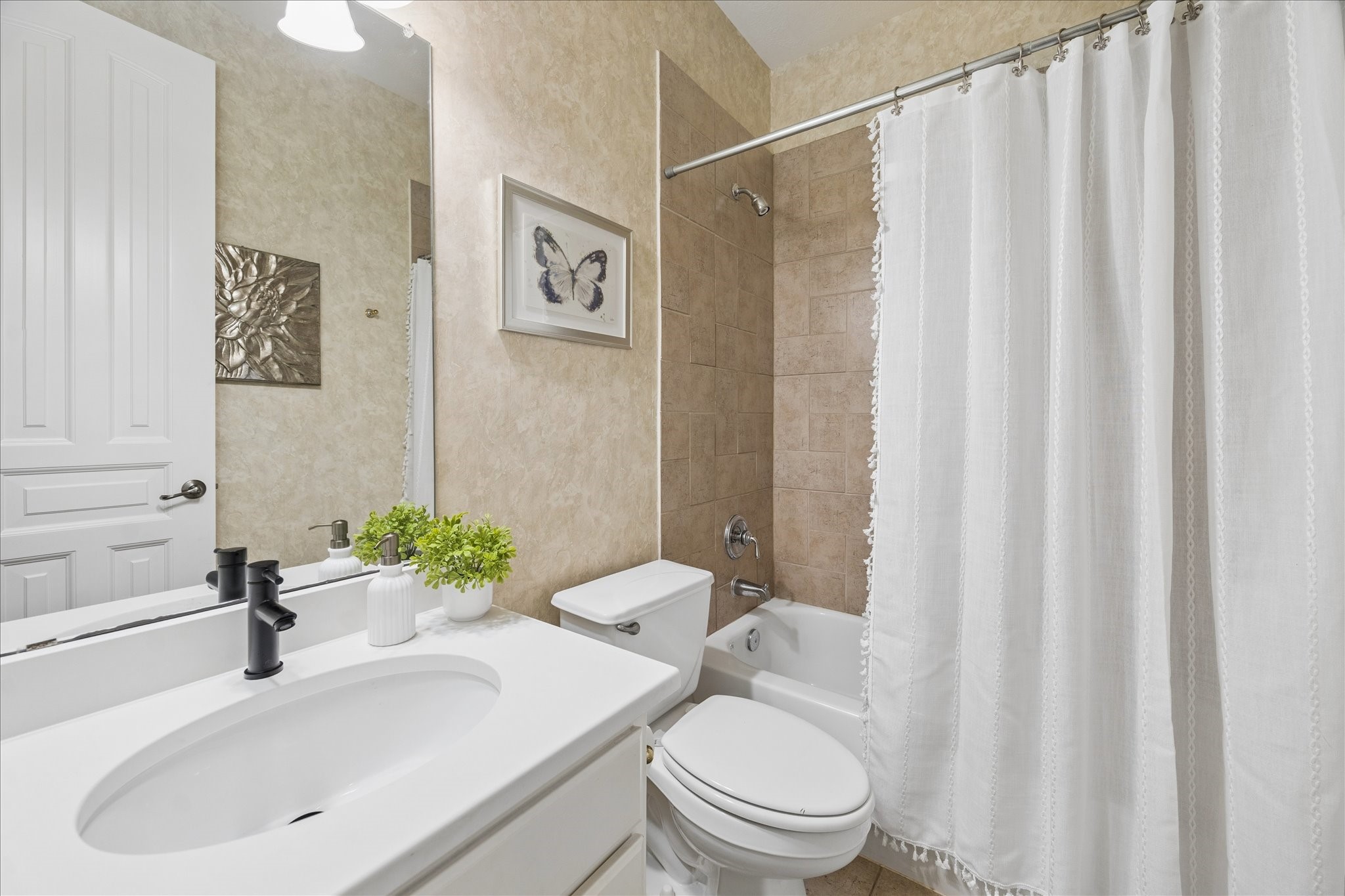 14530 Millhouse Road Pinehurst, TX 77362 - Photo 17 of 43 Conveniently located full bath between the private office and living room, featuring a tub/shower combination ideal for both guests and everyday use.