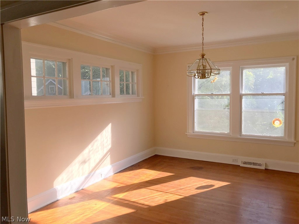 2247 Westminster Road Cleveland, OH 44118 - Photo 5 of 35 Cheerful Dining Room