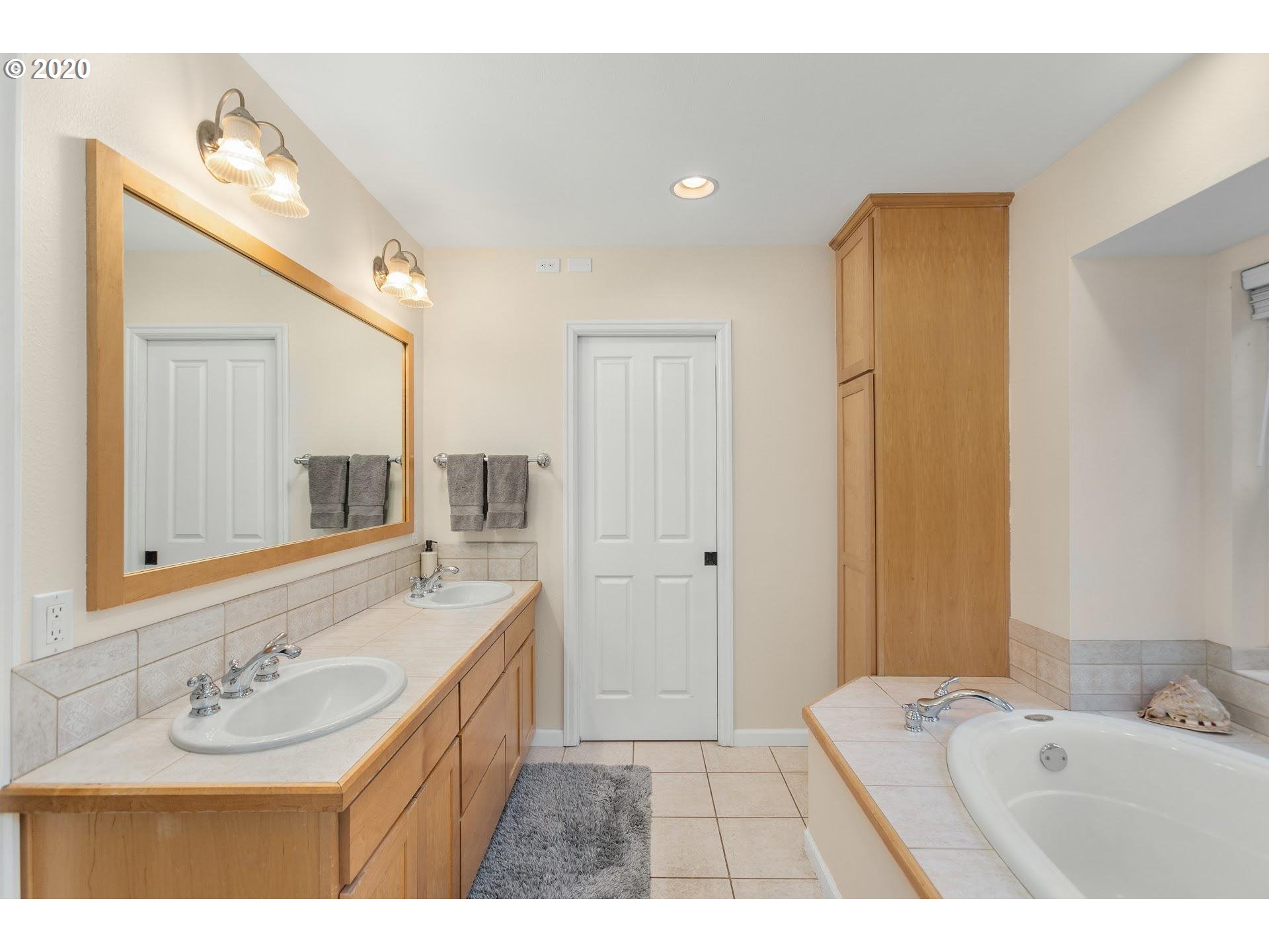 11960 Southwest Lesser Road Portland, OR 97219 - Photo 14 of 25 Gallery Image 14