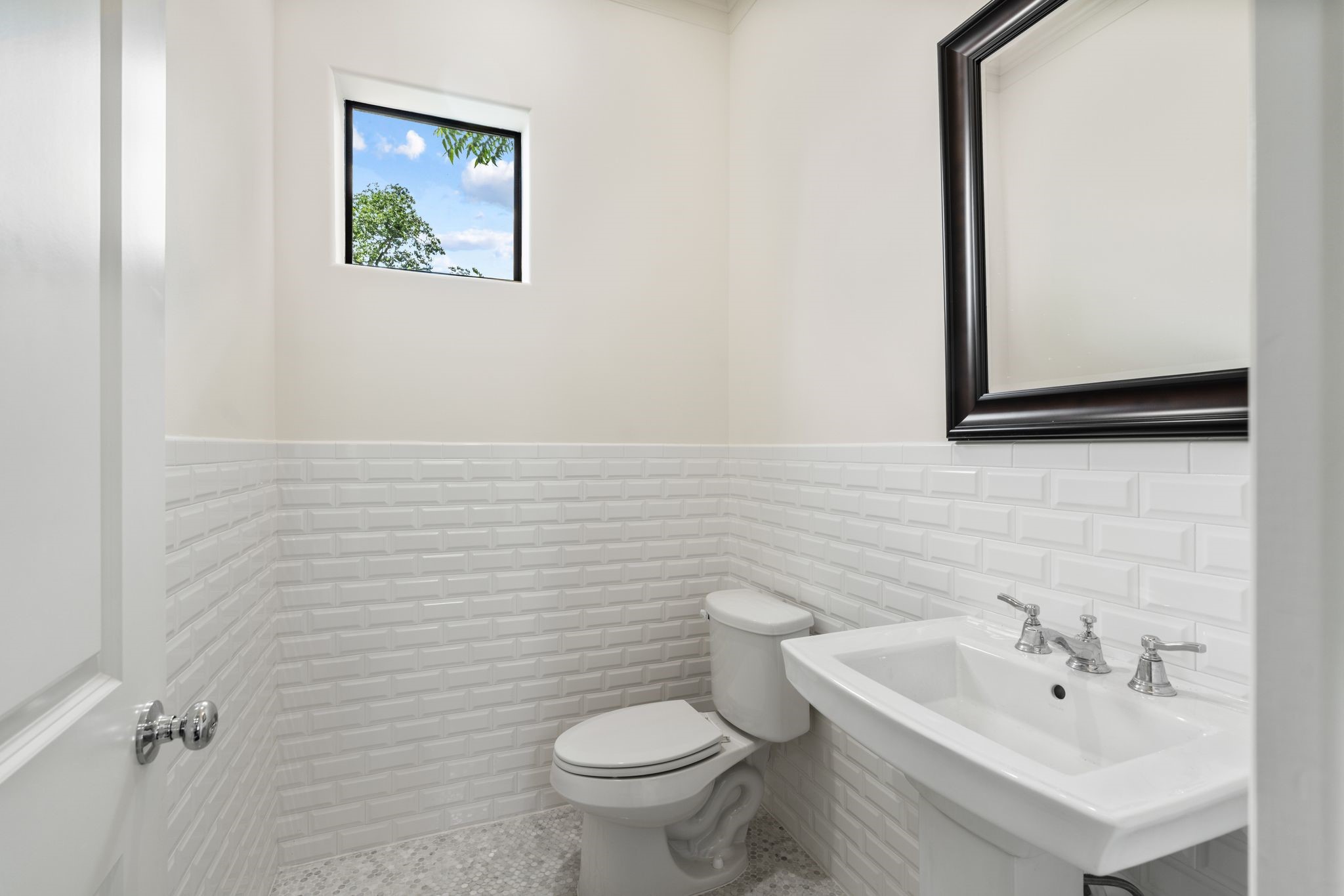 908 Thompson Street Houston, TX 77007 - Photo 18 of 45 Spacious powder bath tucked away on the second floor.