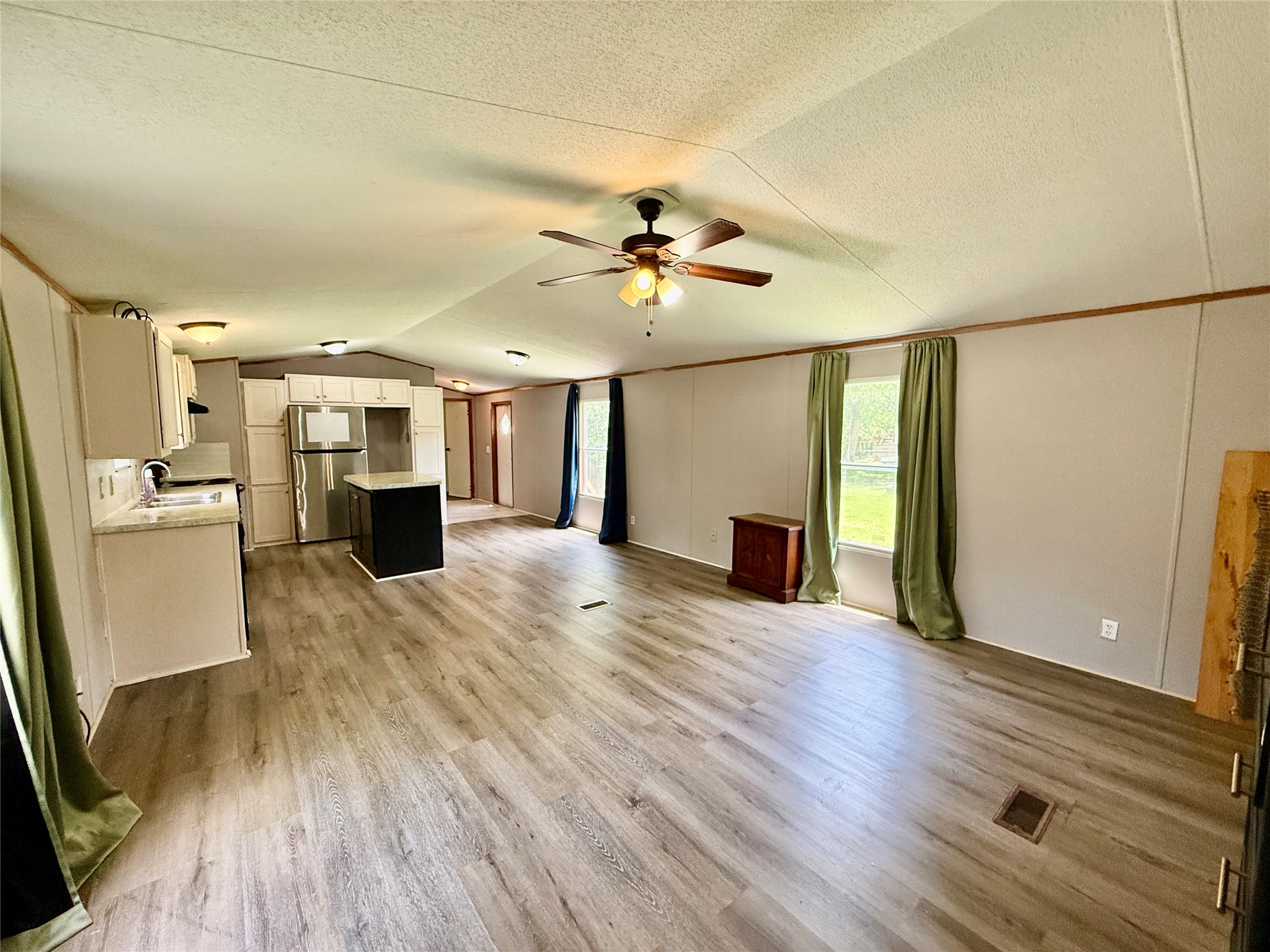 102 Western Way Angleton, TX 77515 - Photo 7 of 40
