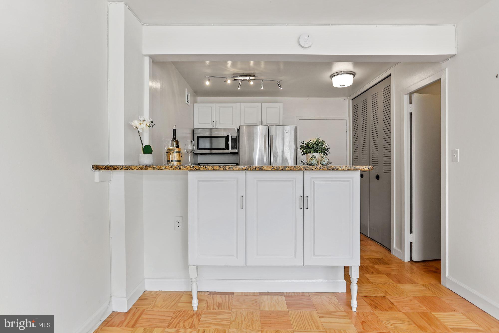 2030 F Street Northwest, Unit 910 Washington, DC 20006 - Photo 18 of 50 Breakfast bar