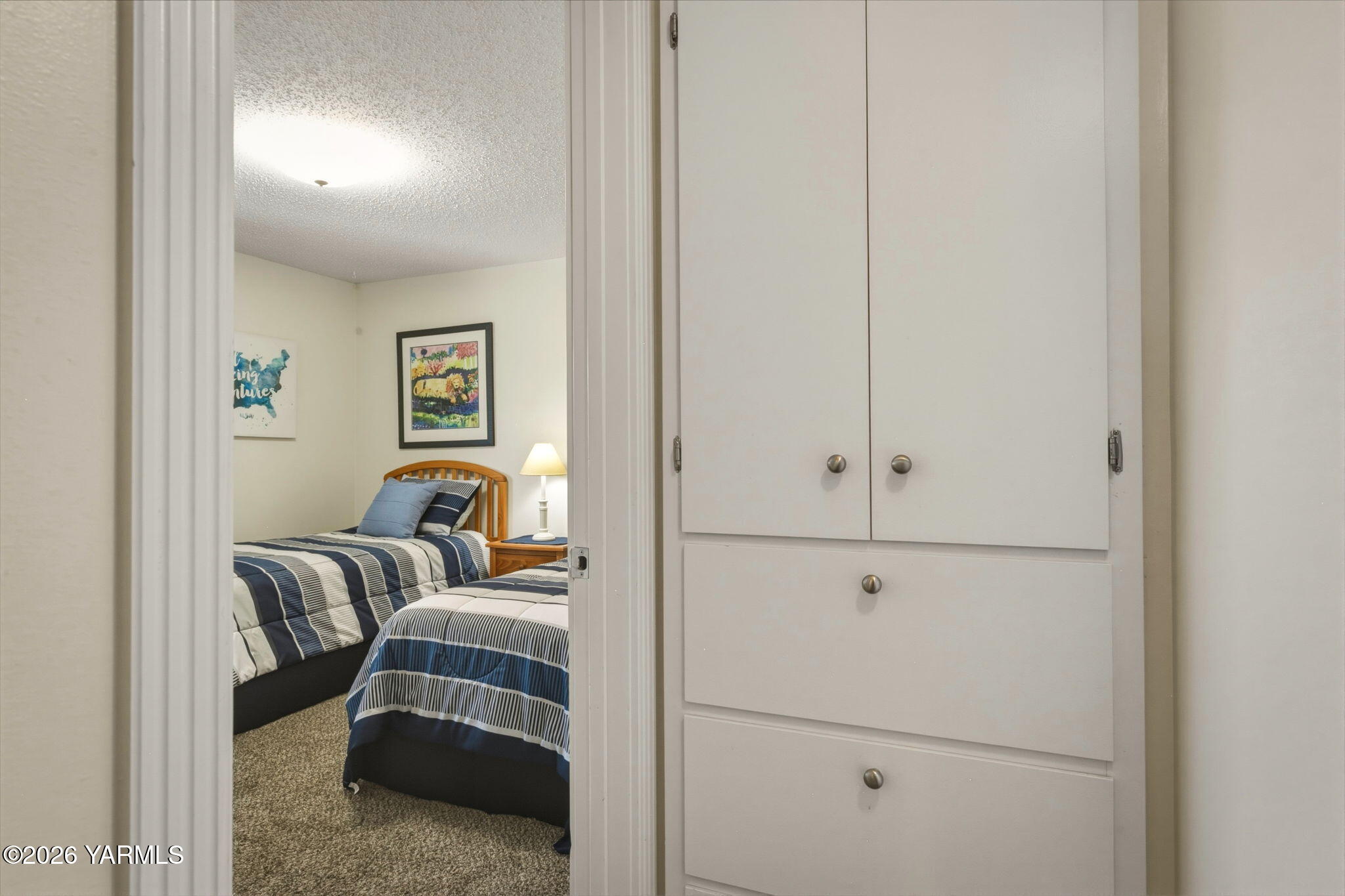 3606 Clinton Way Yakima, WA 98902 - Photo 21 of 30 Hall/Built-ins/ 3rd Bedroom