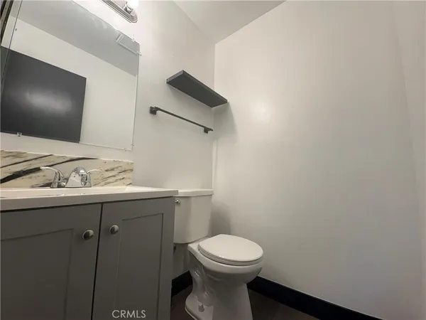 a view of empty room with window
