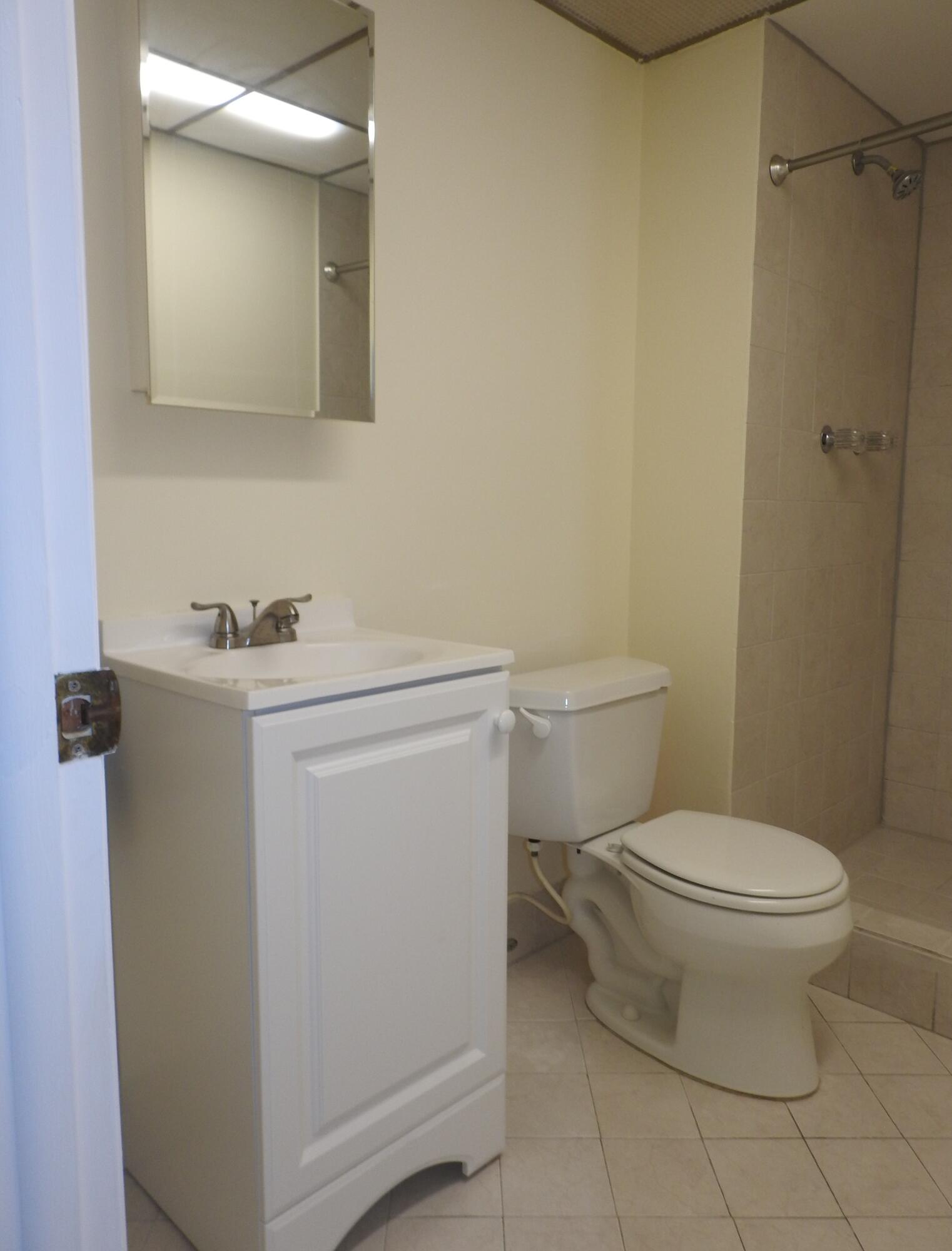 2600 Fiore Way, Unit 210 Delray Beach, FL 33445 - Photo 21 of 38 Guest bath