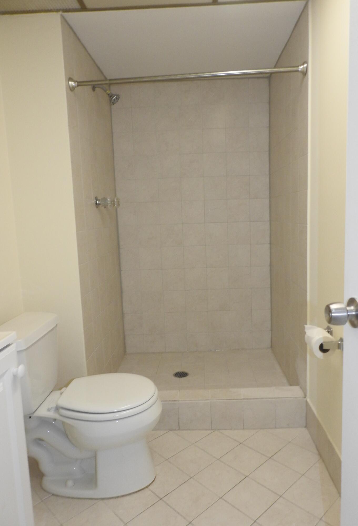 2600 Fiore Way, Unit 210 Delray Beach, FL 33445 - Photo 22 of 38 Guest bath