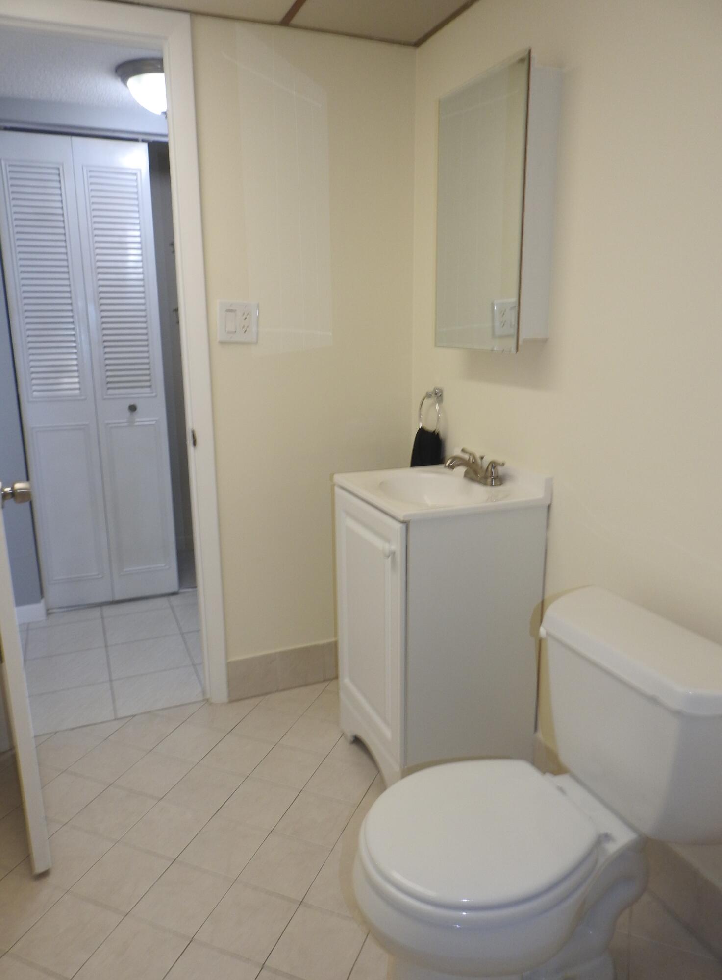 2600 Fiore Way, Unit 210 Delray Beach, FL 33445 - Photo 23 of 38 Guest bath