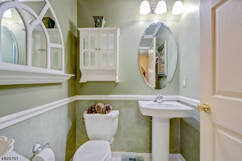 404 Manchester Drive Nutley, NJ 07110 - Photo 24 of 26 a bathroom with a toilet sink and mirror