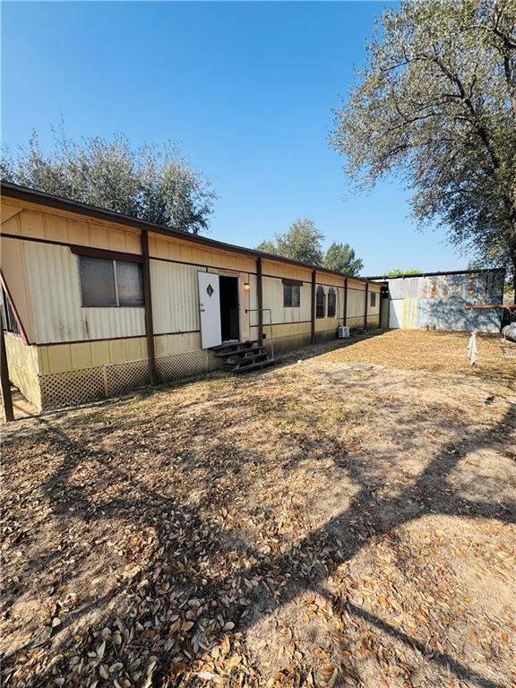 8007 Tex Mex Road Edinburg, TX 78542 - Photo 19 of 24 a backyard of a house