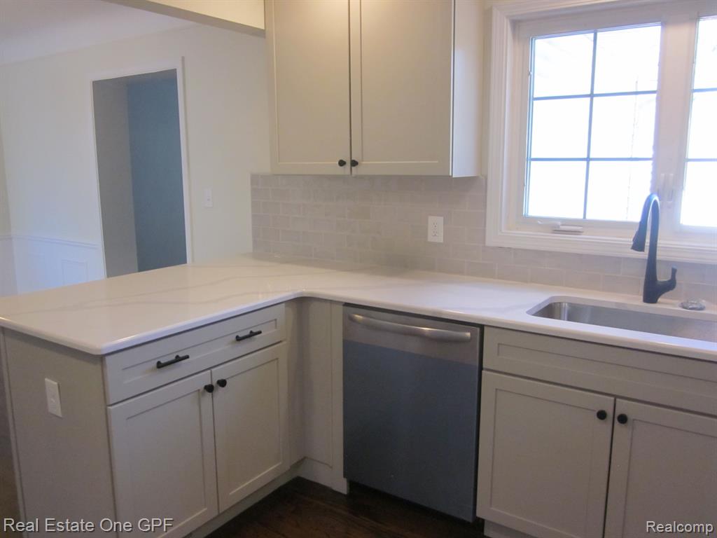 1878 Prestwick Road Grosse Pointe Woods, MI 48236 - Photo 7 of 35