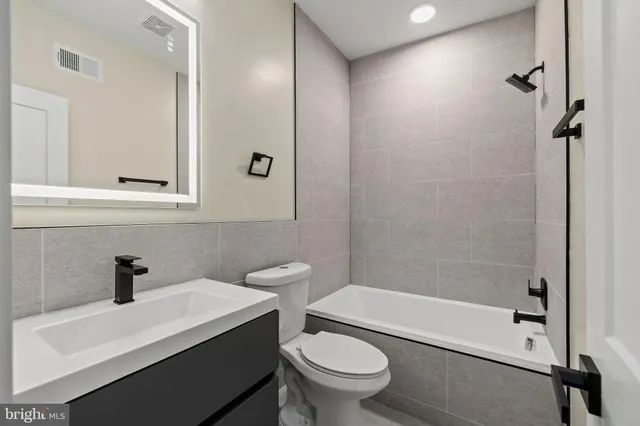 $2,800 | 3517 14th Street Northwest, Unit 302, Washington, DC 20010