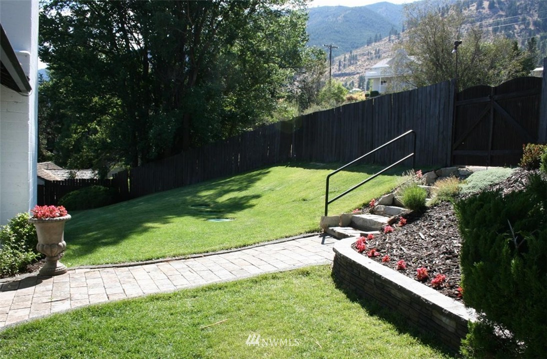 15020 South Lakeshore Road Chelan, WA 98816 - Photo 6 of 11 Gallery Image 6