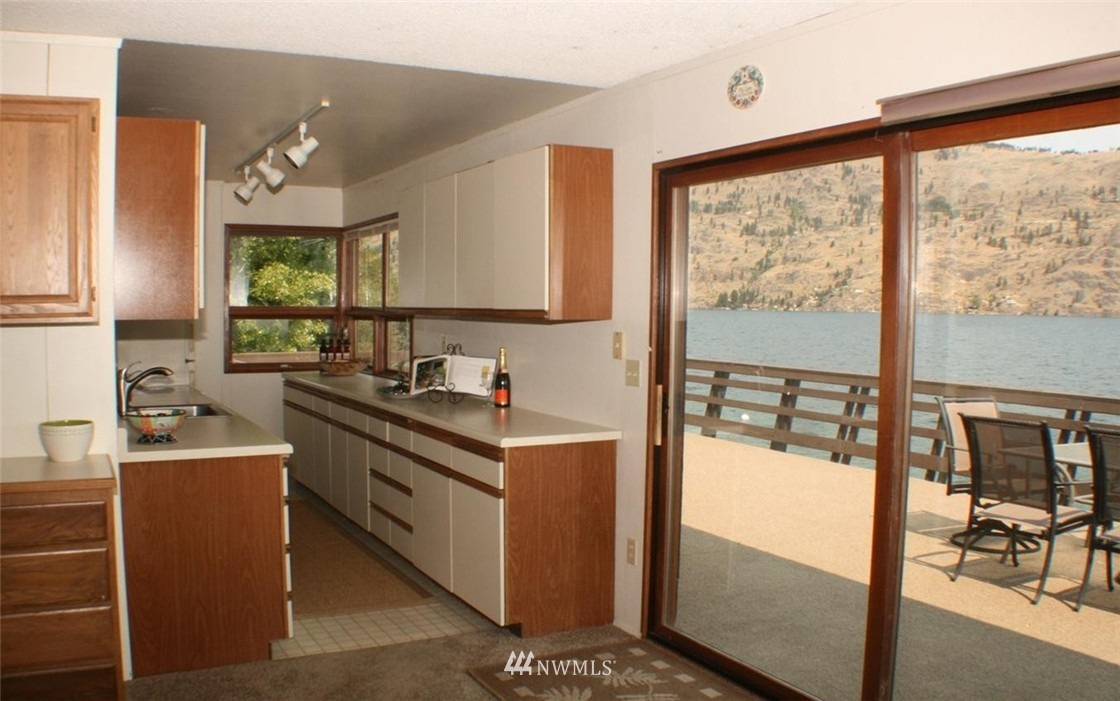 15020 South Lakeshore Road Chelan, WA 98816 - Photo 10 of 11 Gallery Image 10