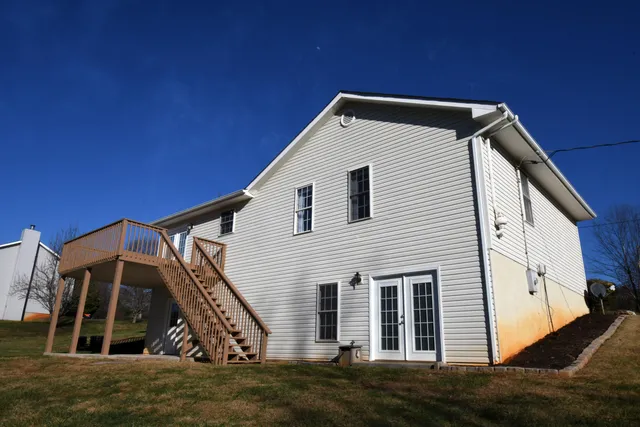 $389,500 | 1367 Virginia Woods Drive, Moneta, VA 24121