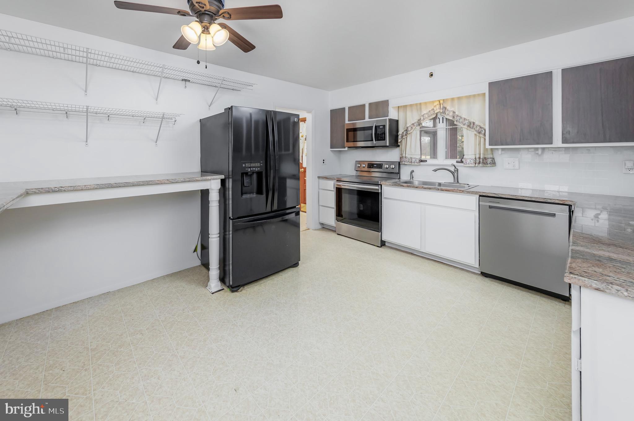 546 Tomlin Road Gibbstown, NJ 08027 - Photo 7 of 23