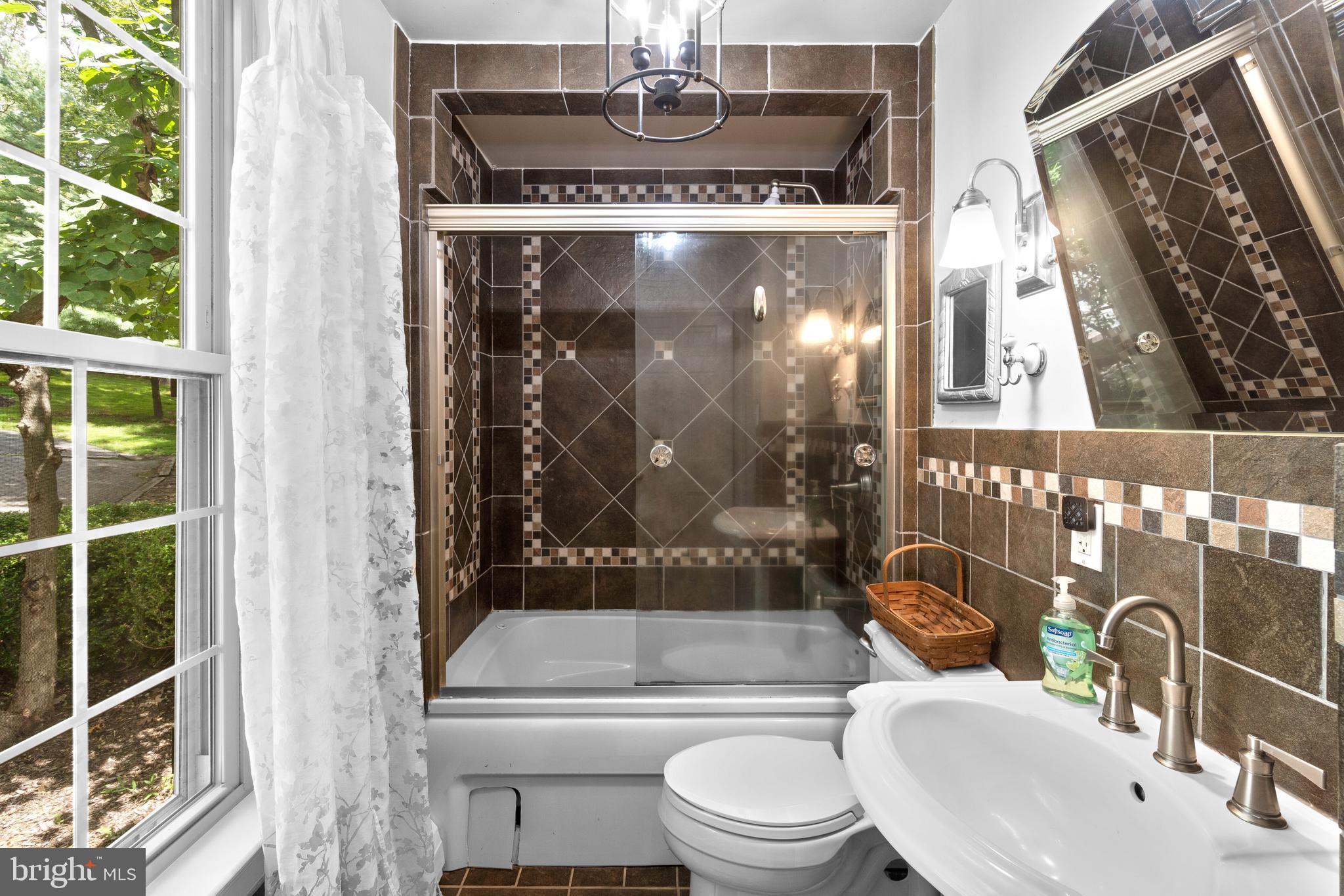 2425 Daisy Road Woodbine, MD 21797 - Photo 28 of 67 Full bathroom