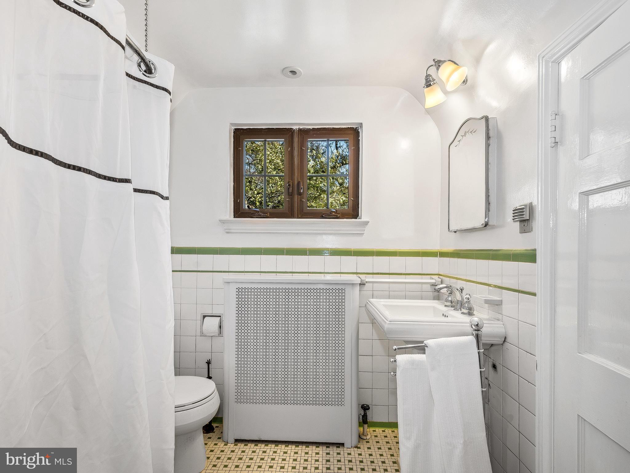9412 St Andrews Way Silver Spring, MD 20901 - Photo 22 of 30 Upper level full bath.