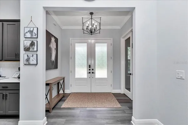 a view of entryway with livingroom