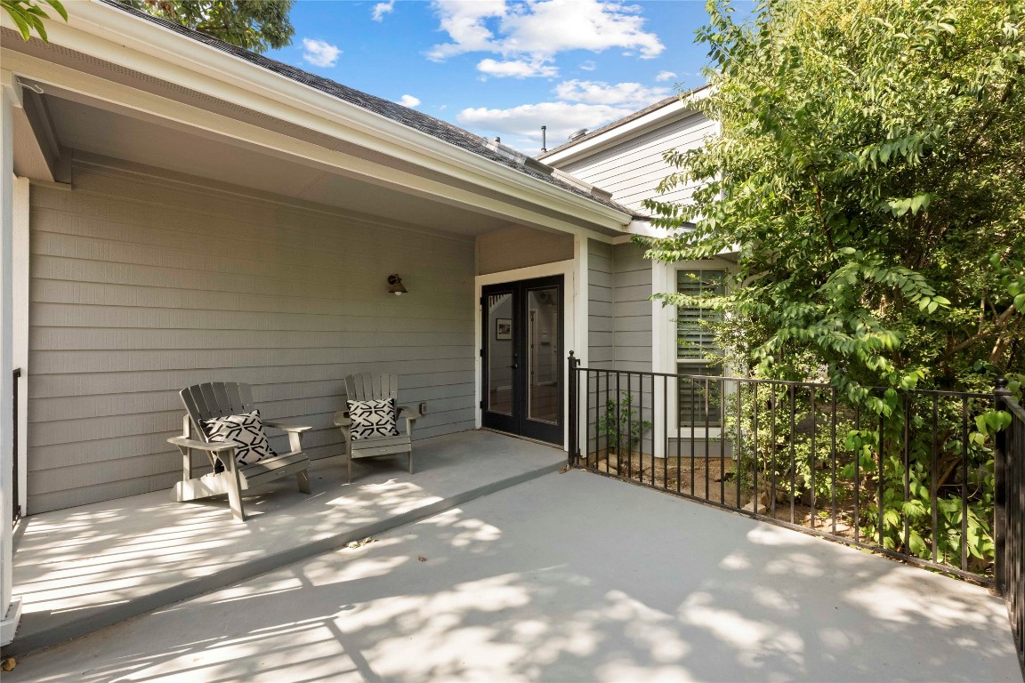 6704 Menchaca Road, Unit 29 Austin, TX 78745 - Photo 29 of 34 a view of a patio with table and chairs and potted plants